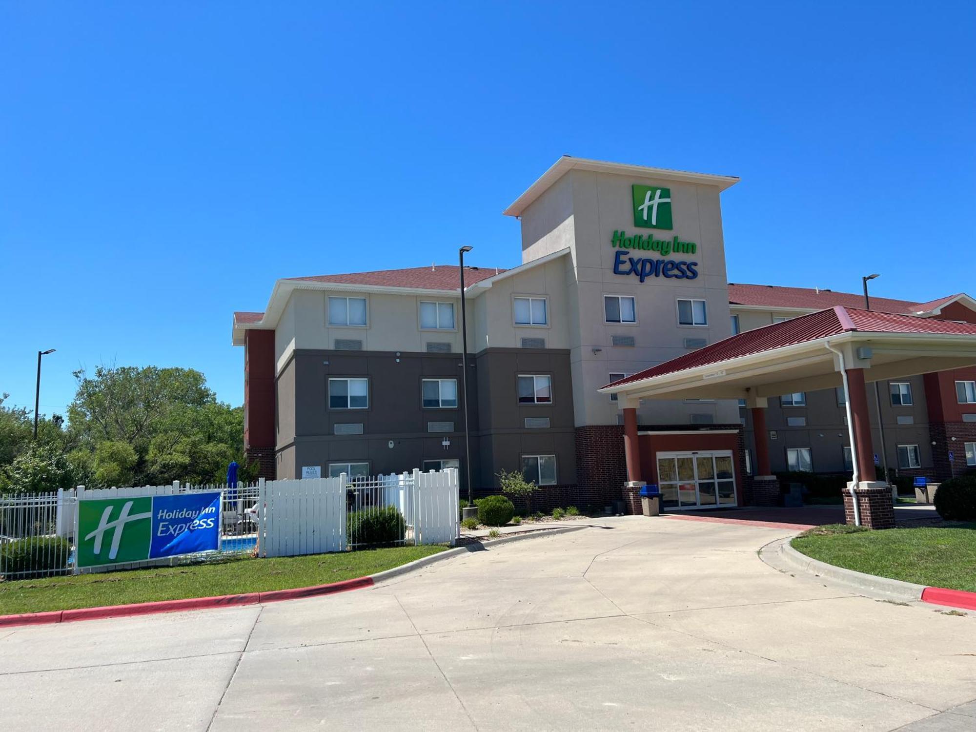 Holiday Inn Express - Wichita North - Park City By Ihg Eksteriør billede